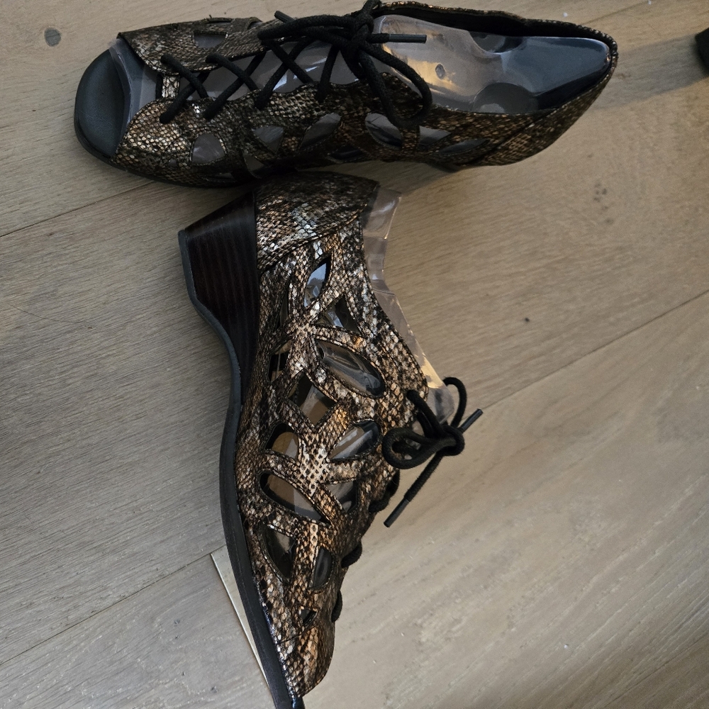 Women's Black and Brown Lace-Up Shoes